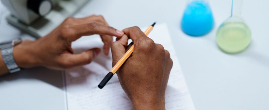 Cómo crear prompts para sintetizar artículos científicos con IA
