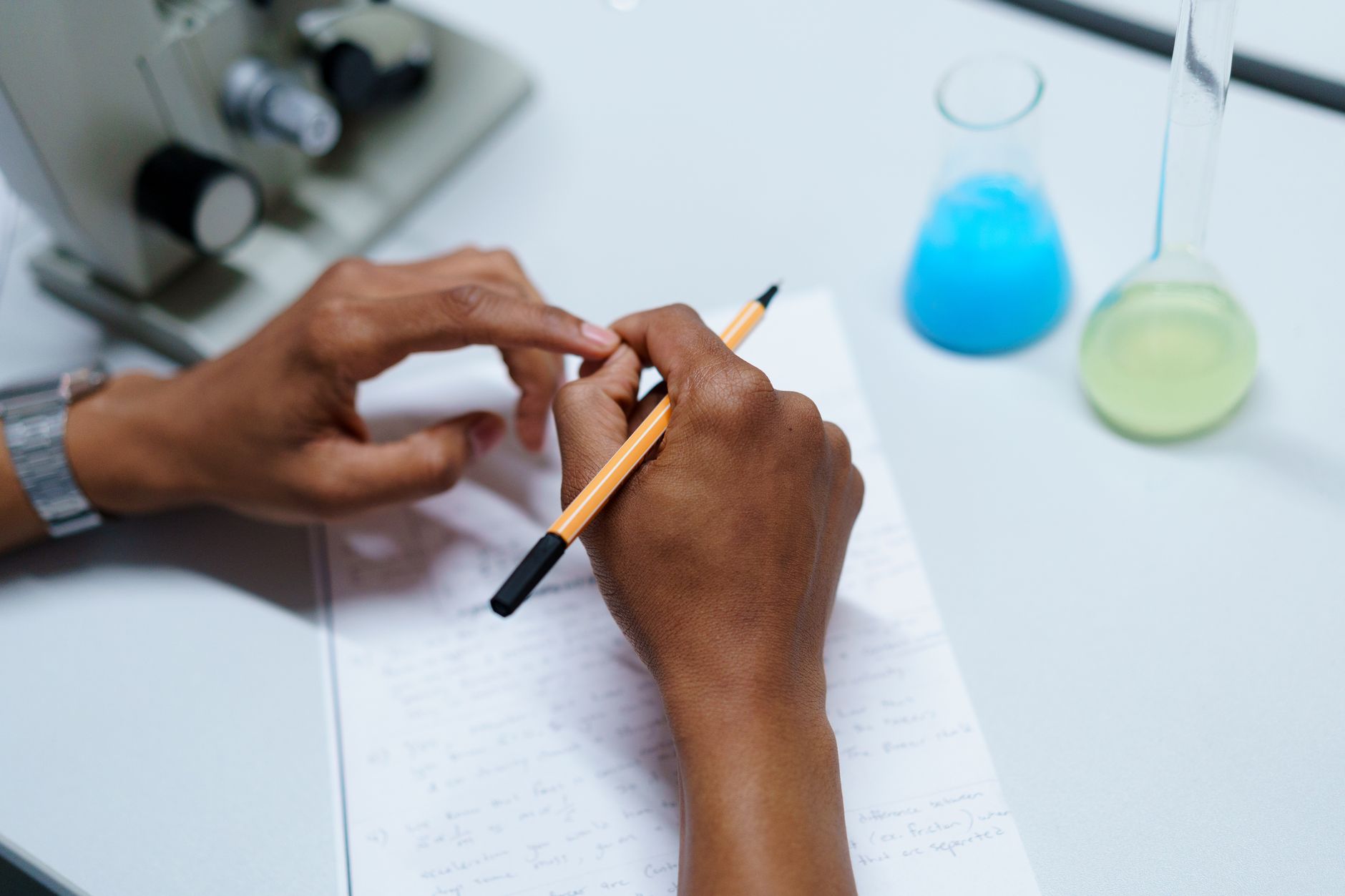 Cómo crear prompts para sintetizar artículos científicos con IA