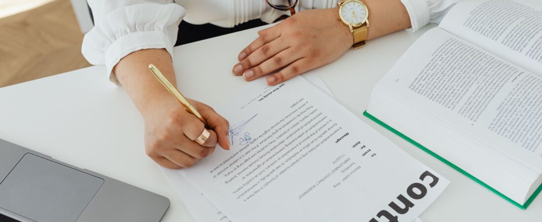 Cómo crear prompts para redactar contratos legales básicos de manera efectiva